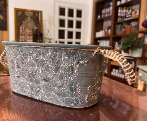Détail des motifs en pâte structurée et finition vieillie sur bassine en métal
