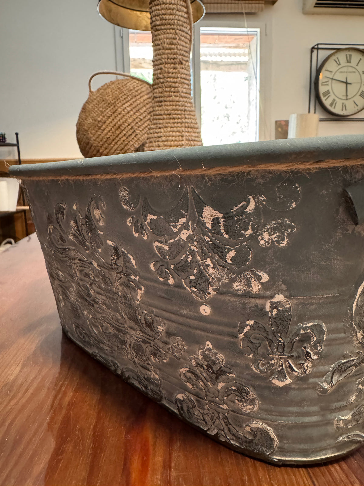 Bassine décorative en métal avec deux poignées en corde, pièce unique