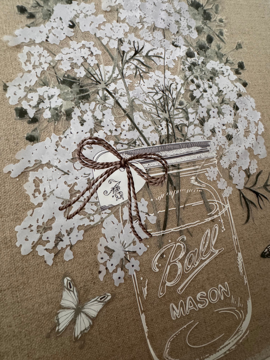 Cadre en lin avec transfert floral bocal Mason – détail nœud et papillons
