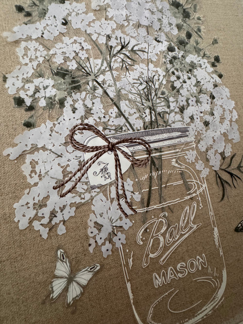 Cadre en lin avec transfert floral bocal Mason – détail nœud et papillons