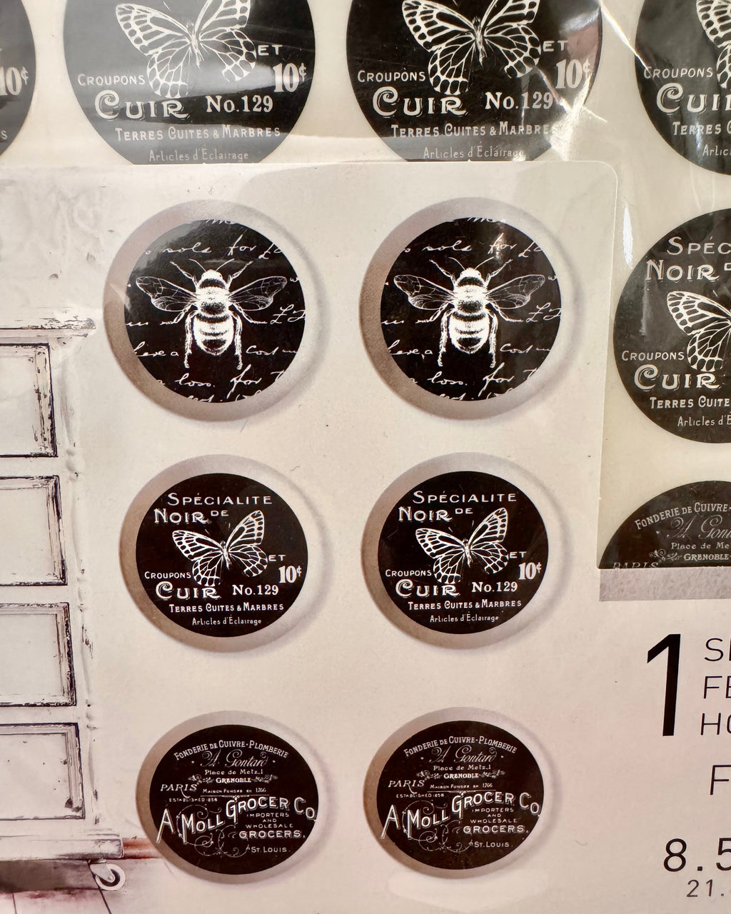 Décalcomanie pour bouton French Noir – détail motifs abeille, papillon, typographie