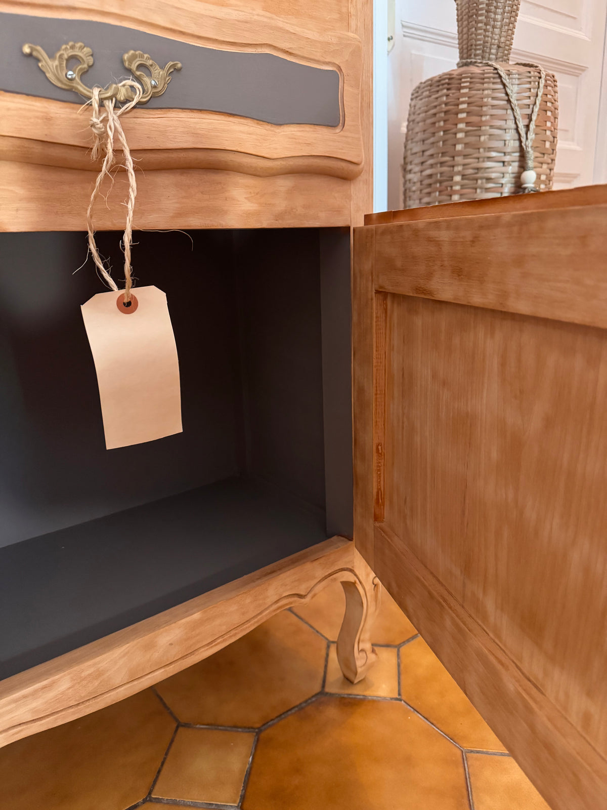 Meuble d'appoint chiné — Style Louis XV upcyclé