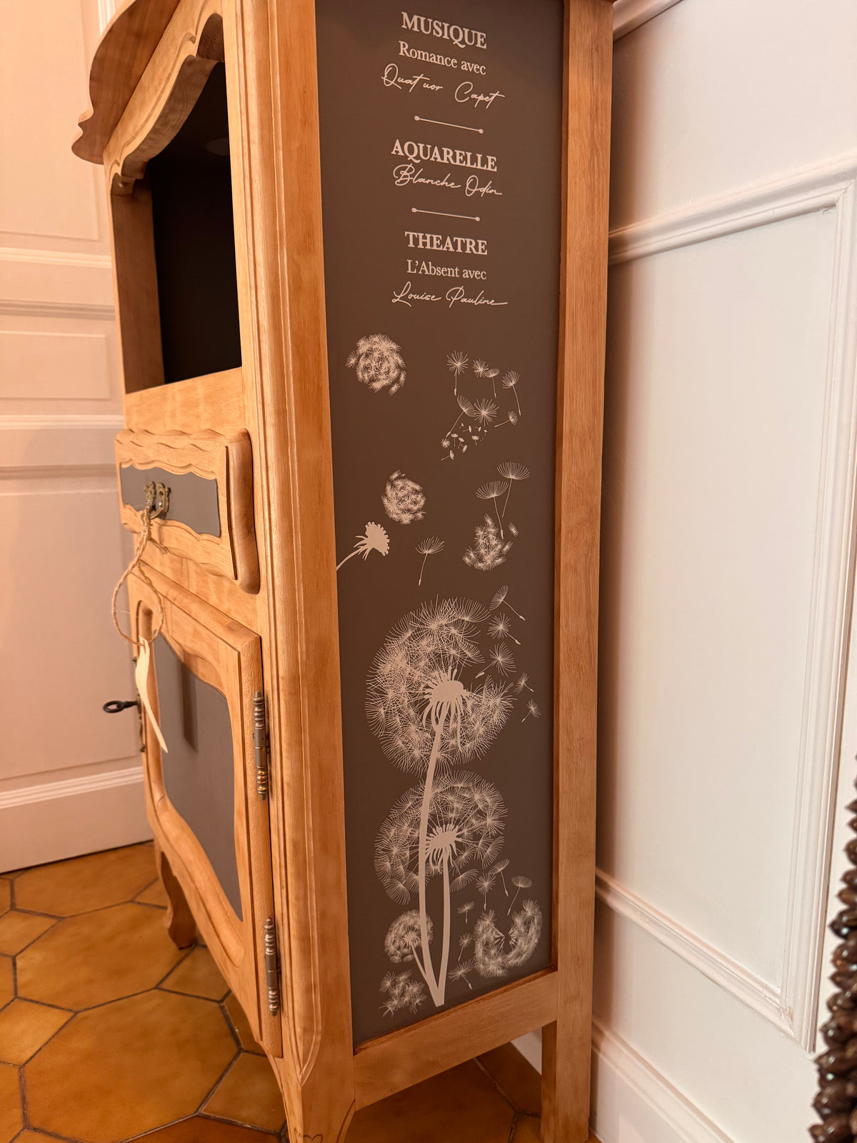 Meuble d'appoint chiné — Style Louis XV upcyclé
