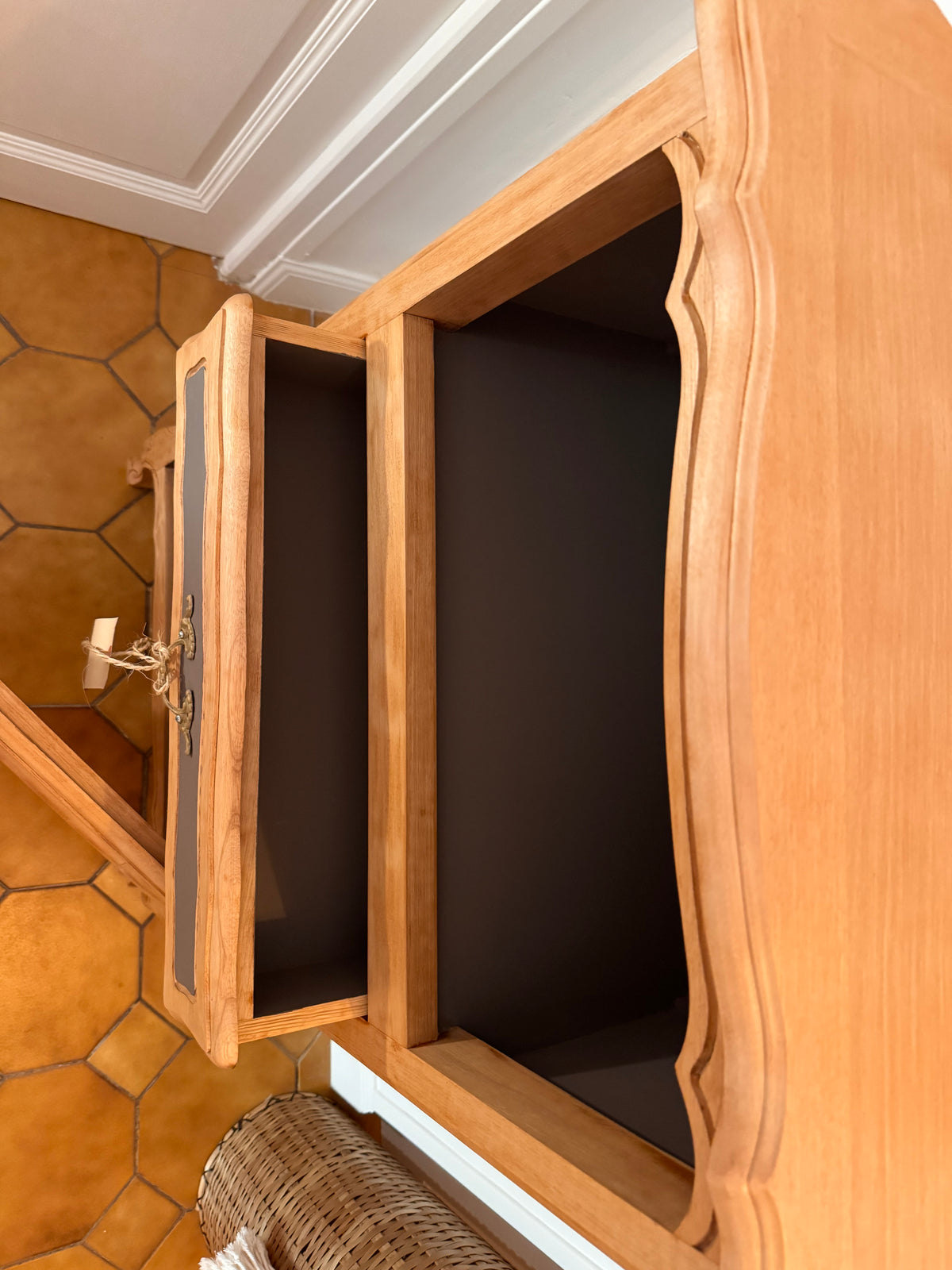 Meuble d'appoint chiné — Style Louis XV upcyclé