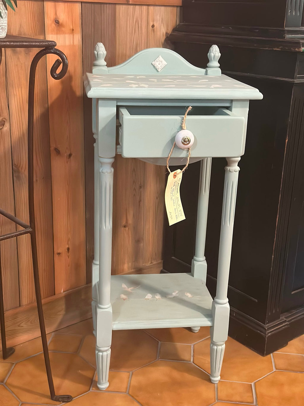 Table d'appoint style Louis XVI bleu céladon - vue de face