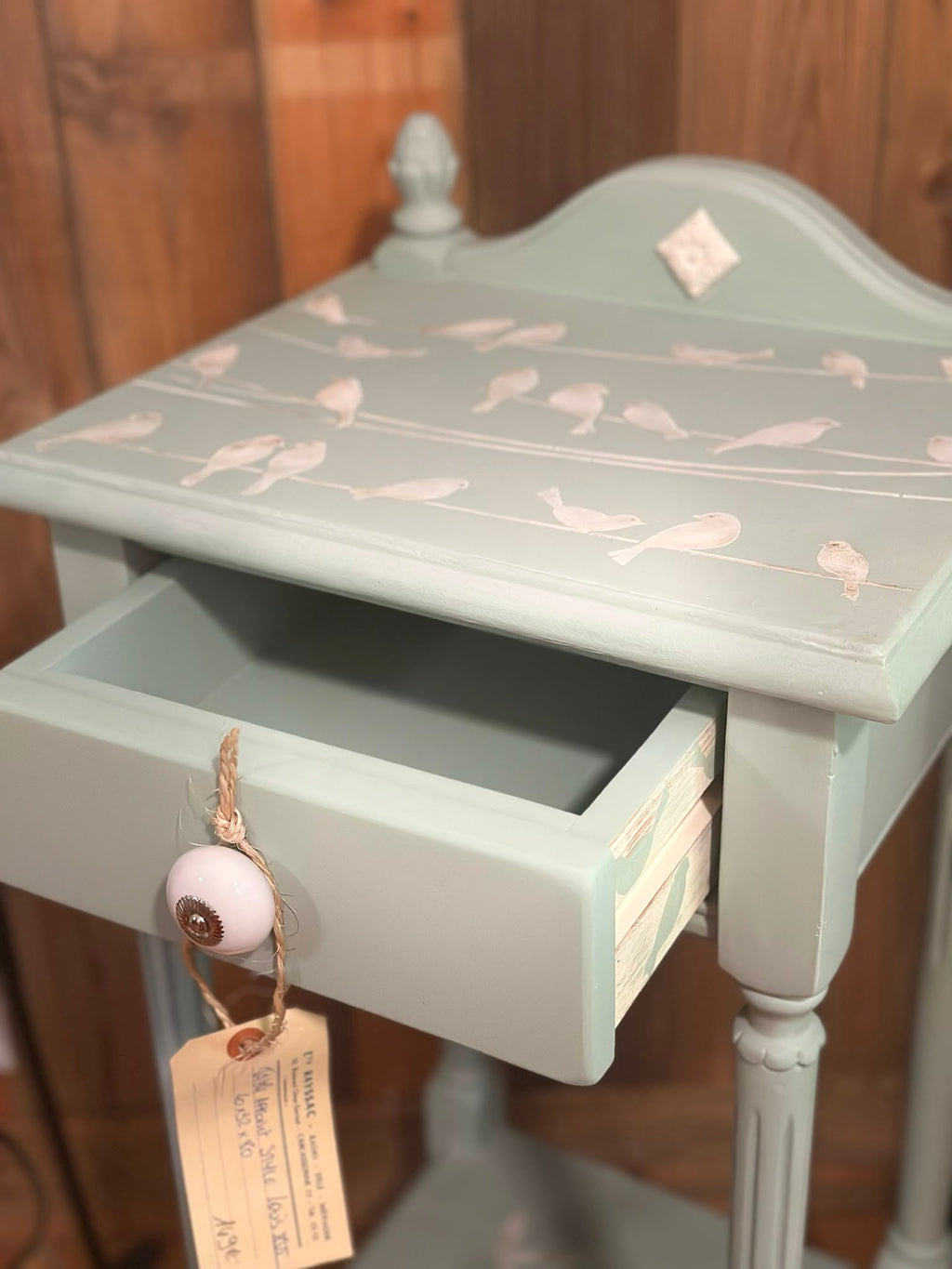 Table d'appoint - détail plateau avec transferts d'oiseaux et tiroir ouvert