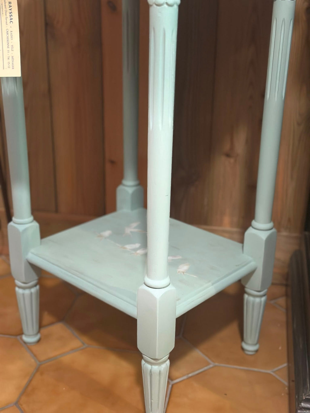 Table d'appoint style Louis XVI - détail étagère basse