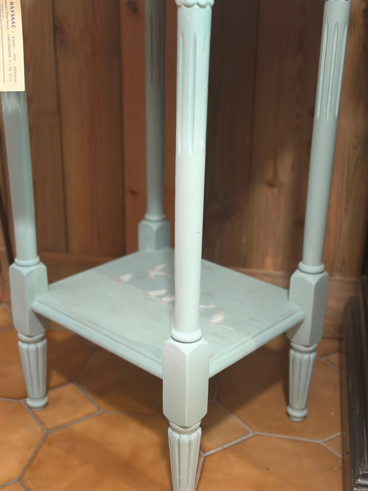 Table d'appoint style Louis XVI - détail étagère basse