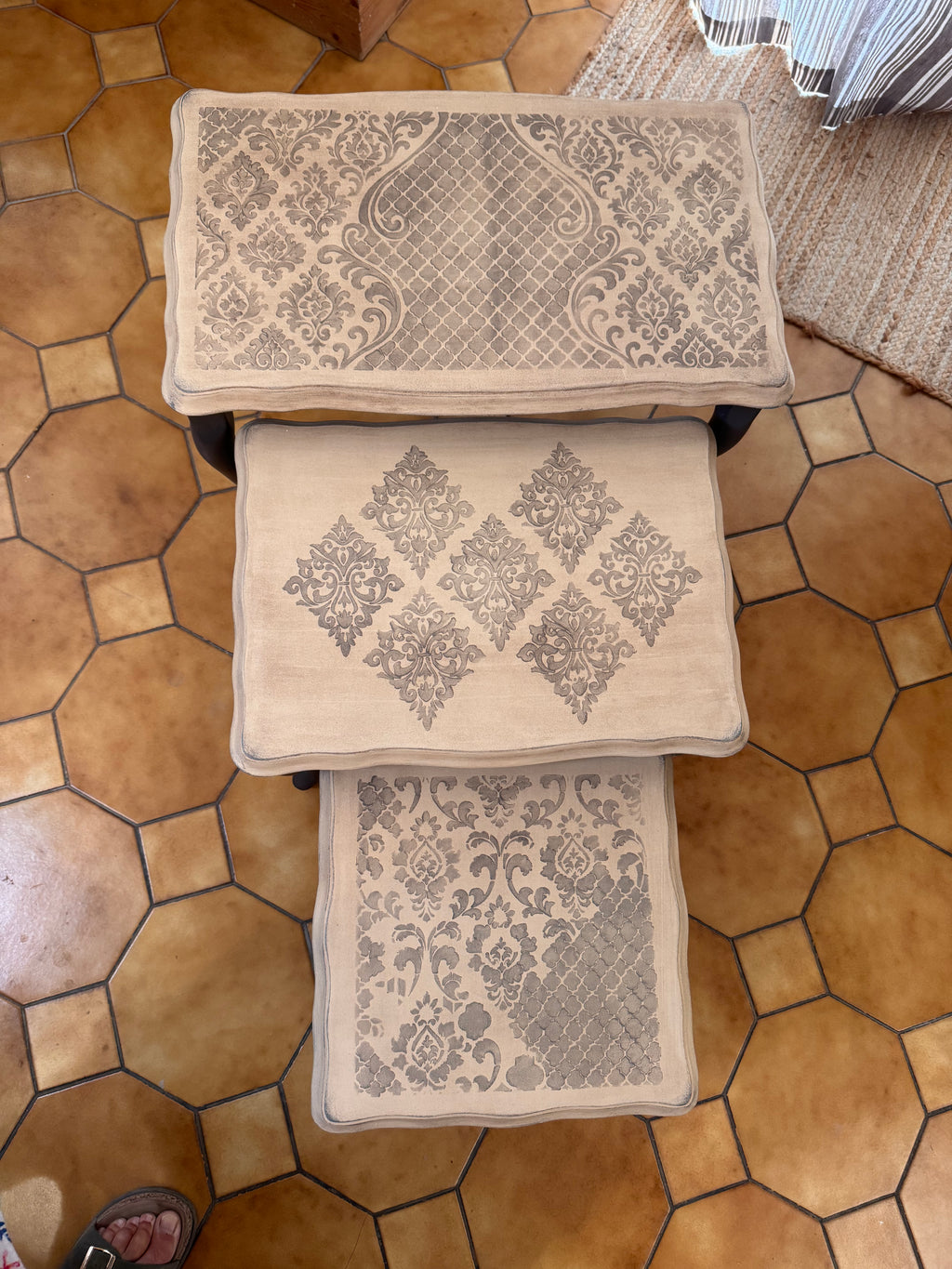 Table gigogne intemporelle - Soft Cream & Anthracite Bronze