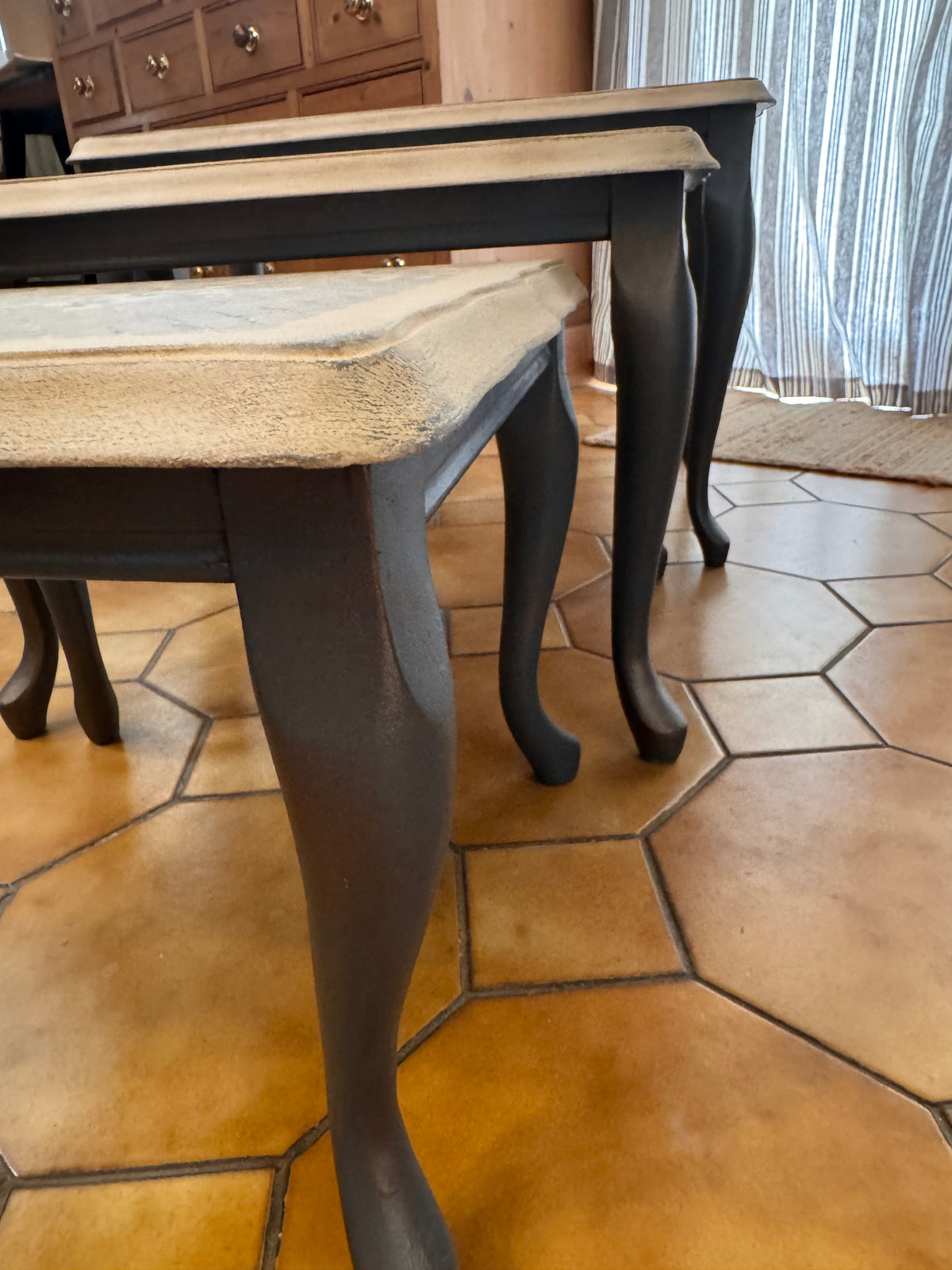 Table gigogne intemporelle - Soft Cream & Anthracite Bronze